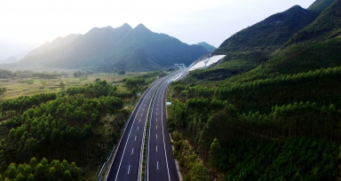 來(lái)賓至馬山高速公路